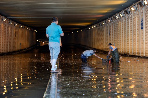 Foto - Bahçelievler'de altgeçidi su bastı: Araçlar mahsur kaldı!