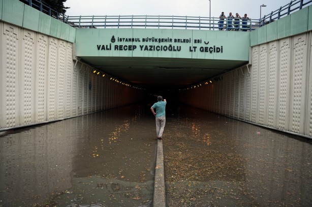 Foto - Bahçelievler'de altgeçidi su bastı: Araçlar mahsur kaldı!