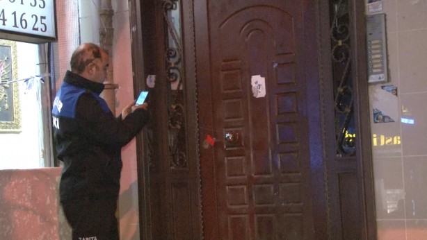 Foto - Bahçelievler'de faciadan dönüldü! Kaldırım altındaki kömürlük tavanı çöktü bina boşaltıldı