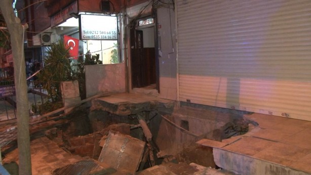 Foto - Bahçelievler'de faciadan dönüldü! Kaldırım altındaki kömürlük tavanı çöktü bina boşaltıldı