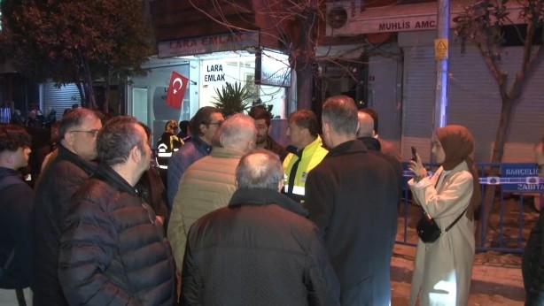 Foto - Bahçelievler'de faciadan dönüldü! Kaldırım altındaki kömürlük tavanı çöktü bina boşaltıldı