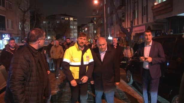 Foto - Bahçelievler'de faciadan dönüldü! Kaldırım altındaki kömürlük tavanı çöktü bina boşaltıldı