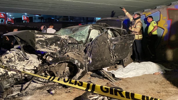 Foto - Bahçelievler’de feci kaza! Kontrolden çıkıp duvara çarpan araçtaki 4 kişi öldü