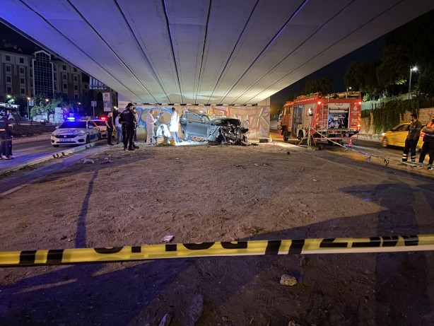 Foto - Bahçelievler’de feci kaza! Kontrolden çıkıp duvara çarpan araçtaki 4 kişi öldü