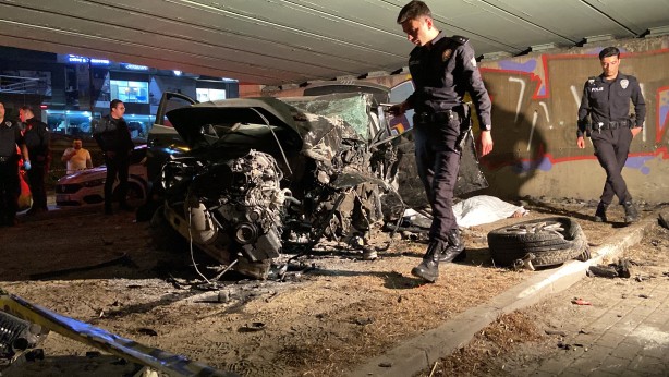 Foto - Bahçelievler’de feci kaza! Kontrolden çıkıp duvara çarpan araçtaki 4 kişi öldü