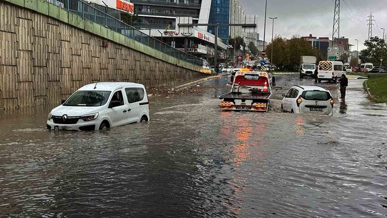 Foto - Bahçelievler'de film gibi kurtarılma anı: Kadın sürücünün imdadına kepçe yetişti