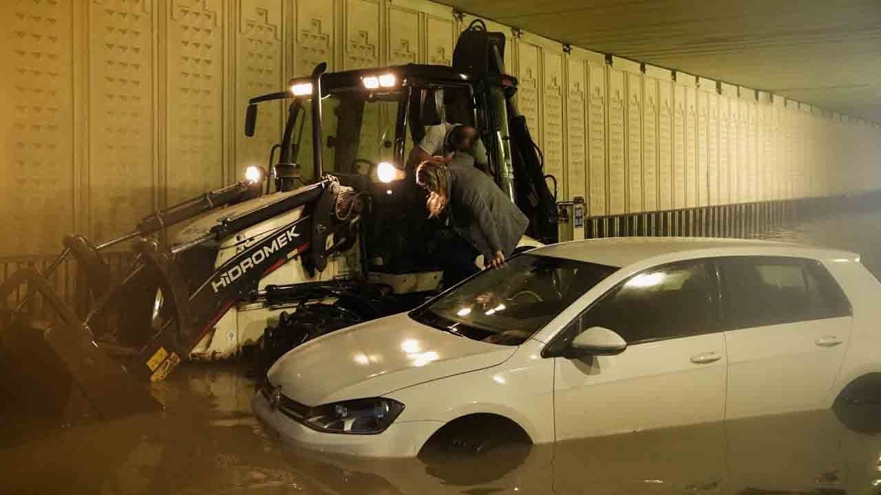 Foto - Bahçelievler'de film gibi kurtarılma anı: Kadın sürücünün imdadına kepçe yetişti