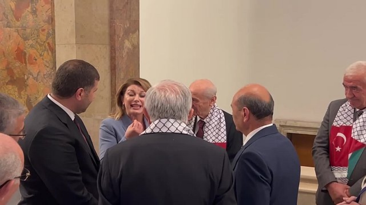 Foto - Bahçeli’nin kurabiye yediğini gören CHP’li vekil koşarak yanına gelmiş, söyledikleri gündem olmuştu! CHP’liler hazmedemeyince MHP’den hamle geldi