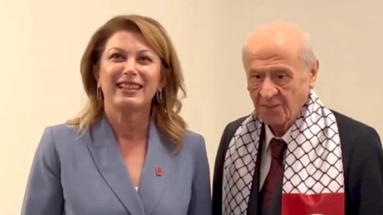 Foto - Bahçeli’nin kurabiye yediğini gören CHP’li vekil koşarak yanına gelmiş, söyledikleri gündem olmuştu! CHP’liler hazmedemeyince MHP’den hamle geldi