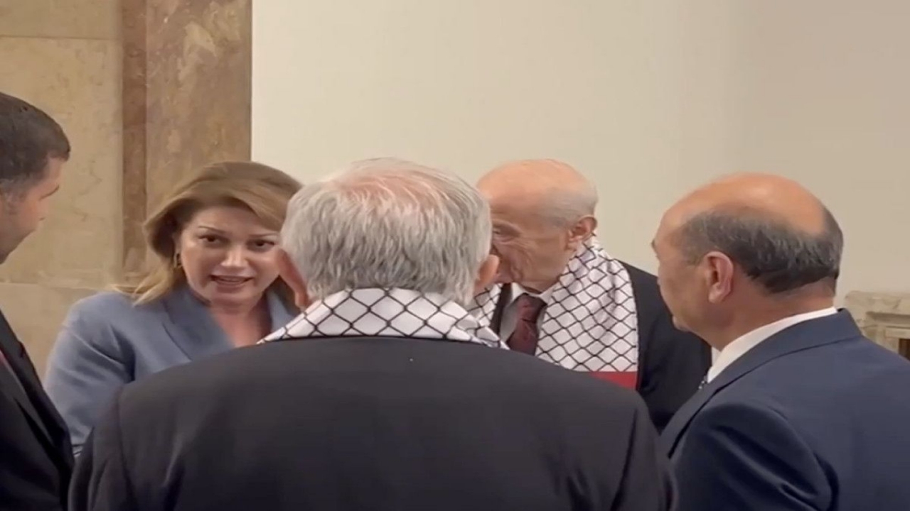 Foto - Bahçeli’nin kurabiye yediğini gören CHP’li vekil koşarak yanına gelmiş, söyledikleri gündem olmuştu! CHP’liler hazmedemeyince MHP’den hamle geldi