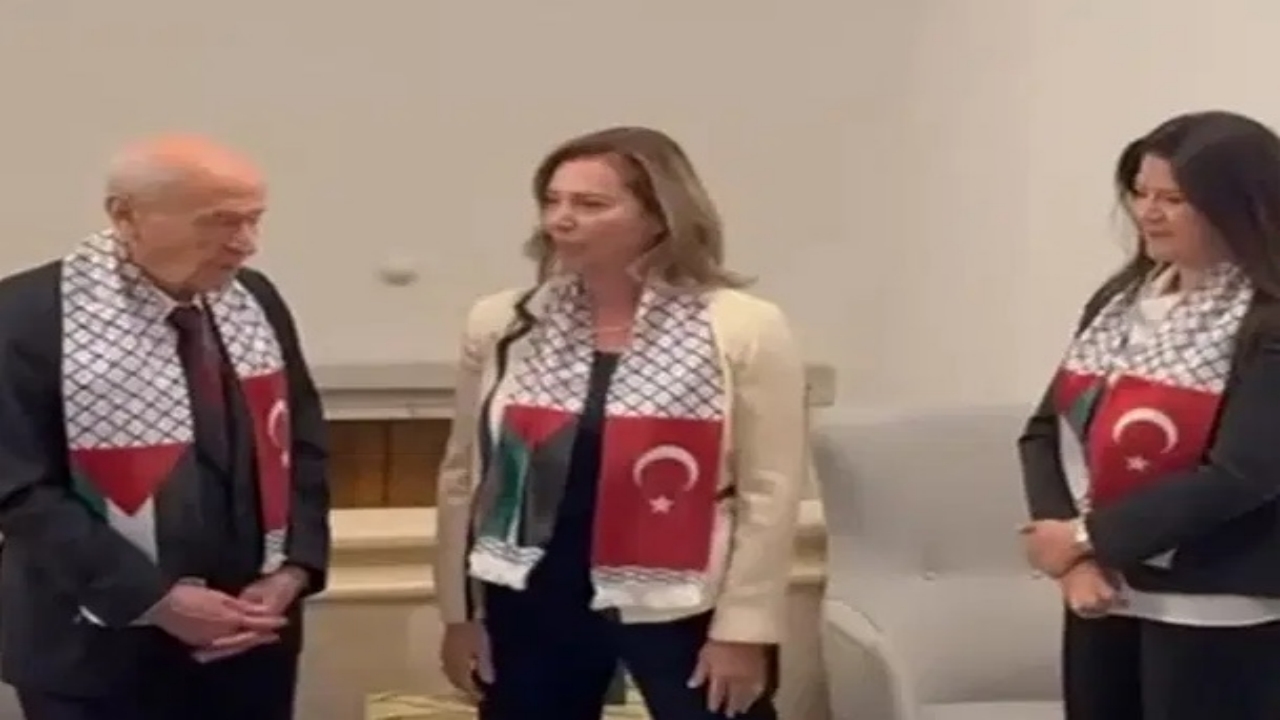 Foto - Bahçeli’nin kurabiye yediğini gören CHP’li vekil koşarak yanına gelmiş, söyledikleri gündem olmuştu! CHP’liler hazmedemeyince MHP’den hamle geldi