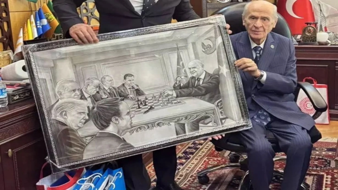 Foto - Bahçeli’ye şaşırtan hediye! Tüm liderleri böyle mat etti