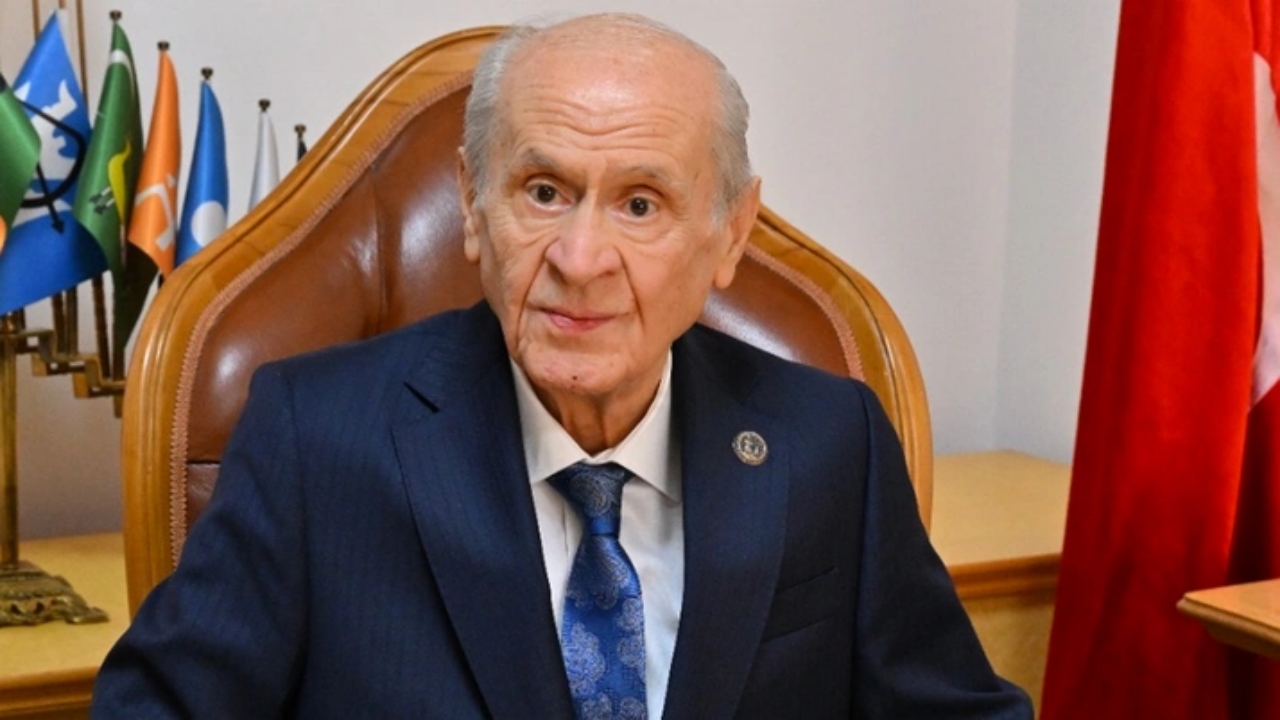 Bahçeli’ye şaşırtan hediye! Tüm liderleri böyle mat etti