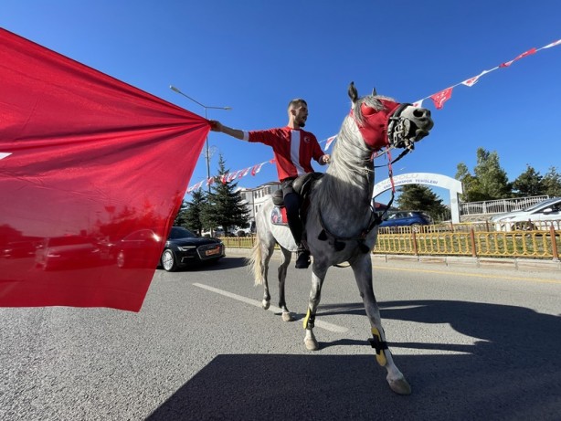 Bahçeli'yi Erzurum'da atlı ciritçiler karşıladı