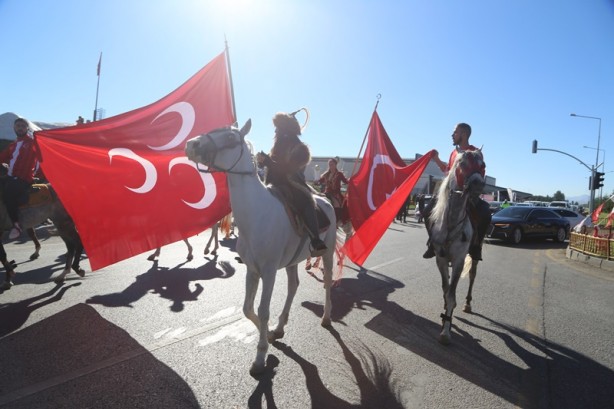 Foto - Bahçeli'yi Erzurum'da atlı ciritçiler karşıladı