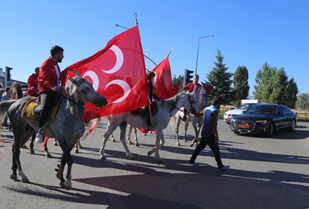 Foto - Bahçeli'yi Erzurum'da atlı ciritçiler karşıladı