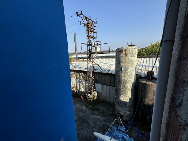 Bahçesinde kedi büyüklüğünde farelerin cirit attığı tesis, yaydığı kokuyla mahalleliyi bezdirdi