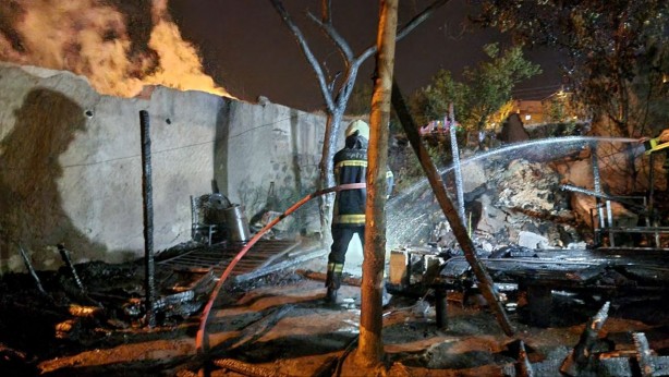 Foto - Bahçesindeki odunların alev aldığı evi itfaiye kurtardı