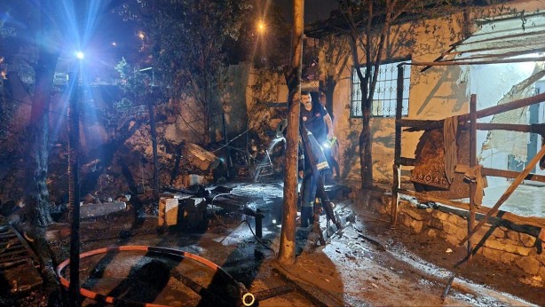 Foto - Bahçesindeki odunların alev aldığı evi itfaiye kurtardı