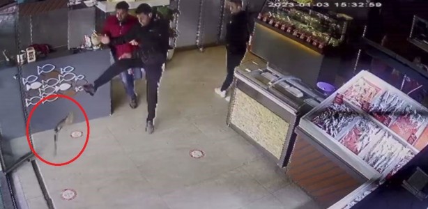 Bak sen atmacanın yaptığına! Balıkçıyı birbirine kattı