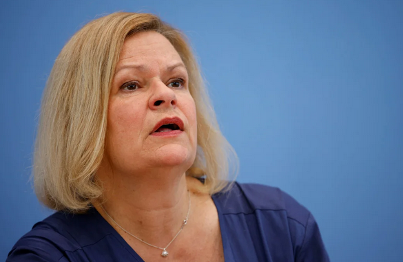 Foto - Bak sen şu Nazi artığına bak! Hazımsız Almanlar sahneye çıktı! Büyük edepsizlik...