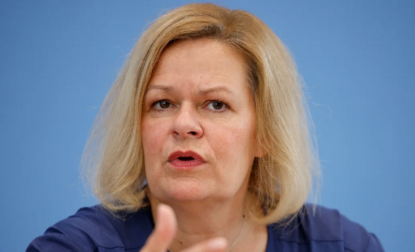 Bak sen şu Nazi artığına bak! Hazımsız Almanlar sahneye çıktı! Büyük edepsizlik...