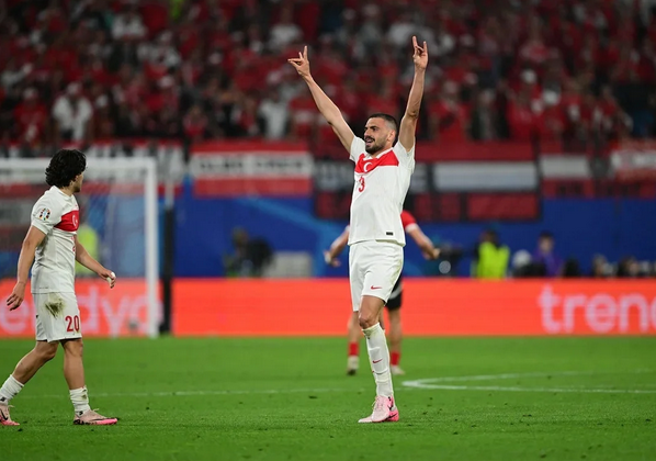 Foto - Bak sen şu Nazi artığına bak! Hazımsız Almanlar sahneye çıktı! Büyük edepsizlik...