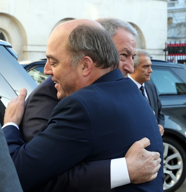 Bakan Akar, İngiltere Savunma Bakanı ile görüştü