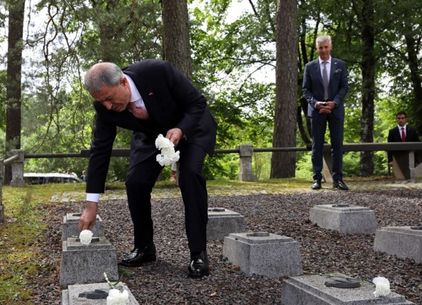 Foto - Bakan Akar, Letonya'da ziyaret etti! 17 sene sonra bir ilk