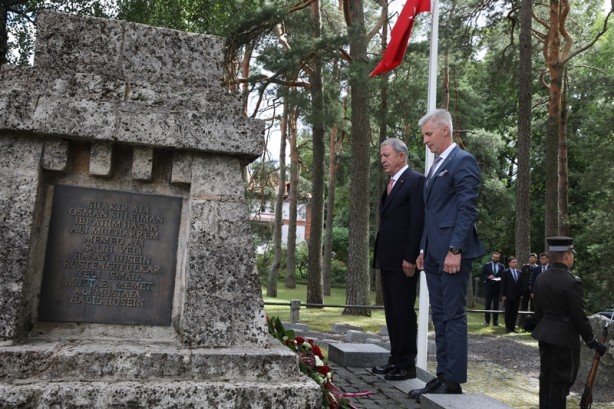 Foto - Bakan Akar, Letonya'da ziyaret etti! 17 sene sonra bir ilk