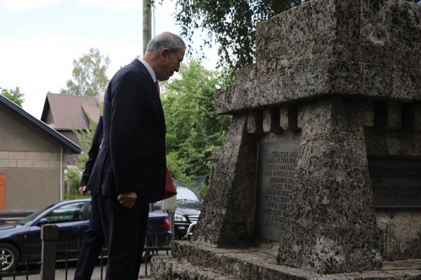 Foto - Bakan Akar, Letonya'da ziyaret etti! 17 sene sonra bir ilk
