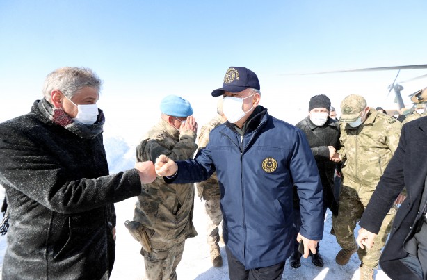 Foto - Bakan Akar TSK komuta kademesiyle sınırın "sıfır noktasında"