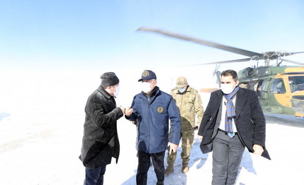 Foto - Bakan Akar TSK komuta kademesiyle sınırın "sıfır noktasında"