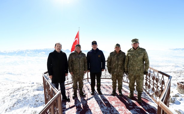 Foto - Bakan Akar TSK komuta kademesiyle sınırın "sıfır noktasında"