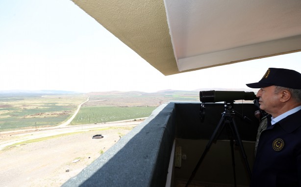 Foto - Bakan Akar ve kuvvet komutanlarından sınır hattına çıkarma