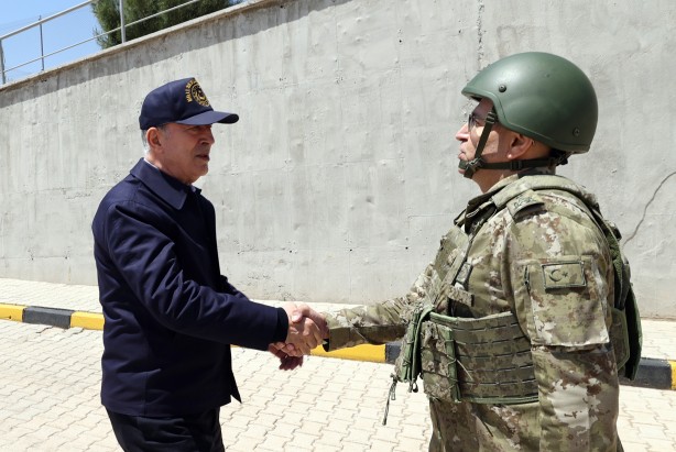Foto - Bakan Akar ve kuvvet komutanlarından sınır hattına çıkarma