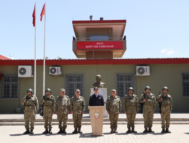 Foto - Bakan Akar ve kuvvet komutanlarından sınır hattına çıkarma