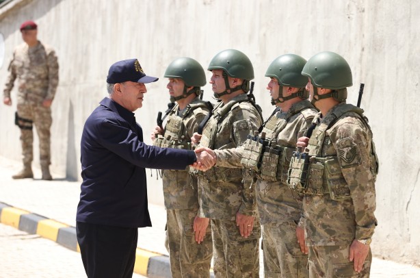 Foto - Bakan Akar ve kuvvet komutanlarından sınır hattına çıkarma