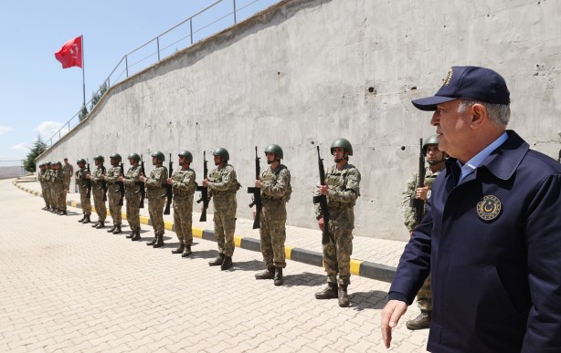 Foto - Bakan Akar ve kuvvet komutanlarından sınır hattına çıkarma