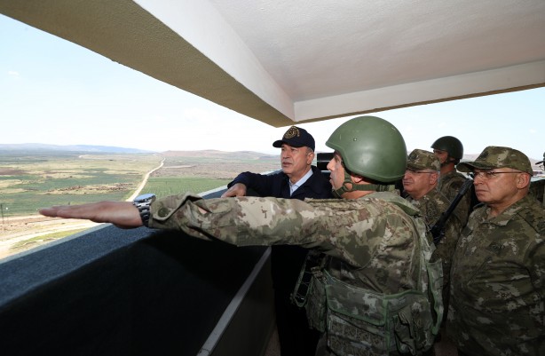 Foto - Bakan Akar ve kuvvet komutanlarından sınır hattına çıkarma
