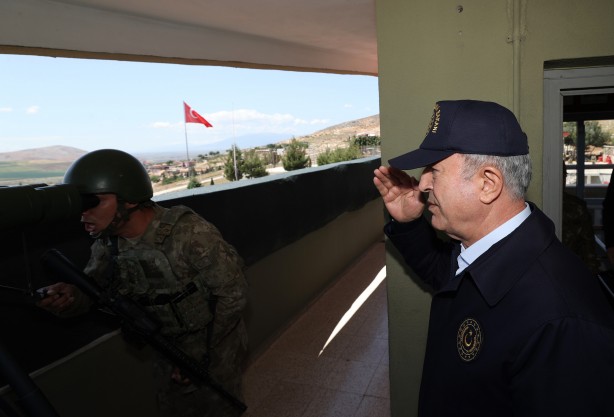 Foto - Bakan Akar ve kuvvet komutanlarından sınır hattına çıkarma