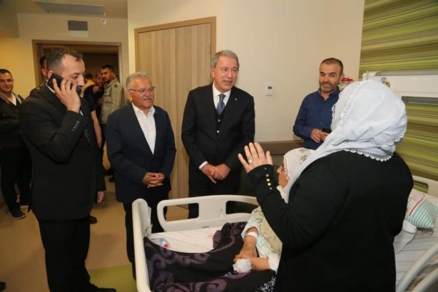 Bakan Akar'dan hastane ziyareti