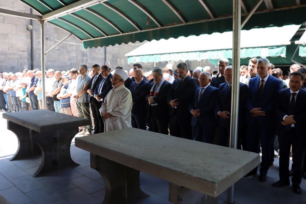 Foto - Bakan Bolat, Haniye için kılınan gıyabi cenaze namazına katıldı