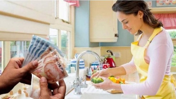 Bakan bombayı patlattı! Ev hanımları da emekli olacak İşte şartlar…