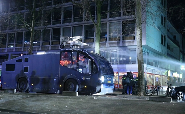 Foto - Bakan Çavuşoğlu Hollanda'daki şok görüntüleri paylaştı!