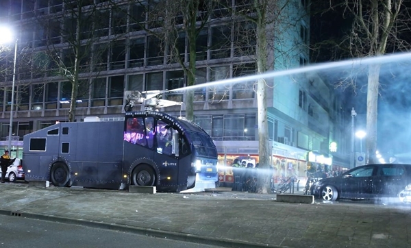 Foto - Bakan Çavuşoğlu Hollanda'daki şok görüntüleri paylaştı!