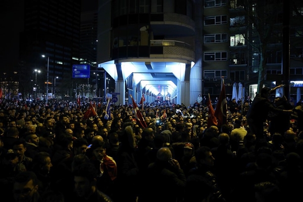 Foto - Bakan Çavuşoğlu Hollanda'daki şok görüntüleri paylaştı!