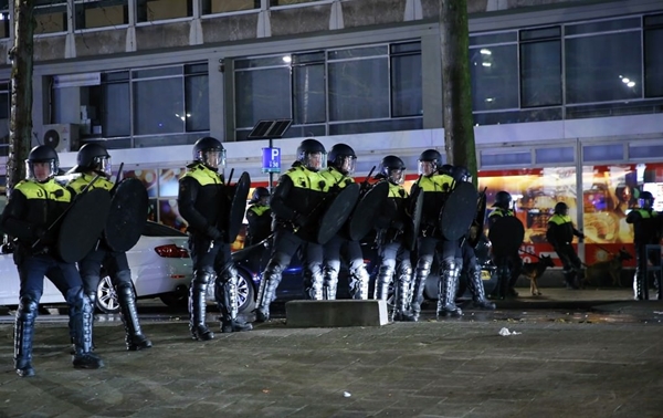 Foto - Bakan Çavuşoğlu Hollanda'daki şok görüntüleri paylaştı!