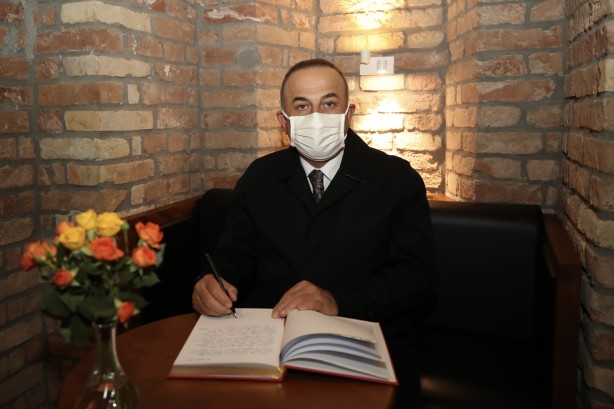 Foto - Bakan Çavuşoğlu, Macaristan'da Gül Baba Türbesi'ni ziyaret etti