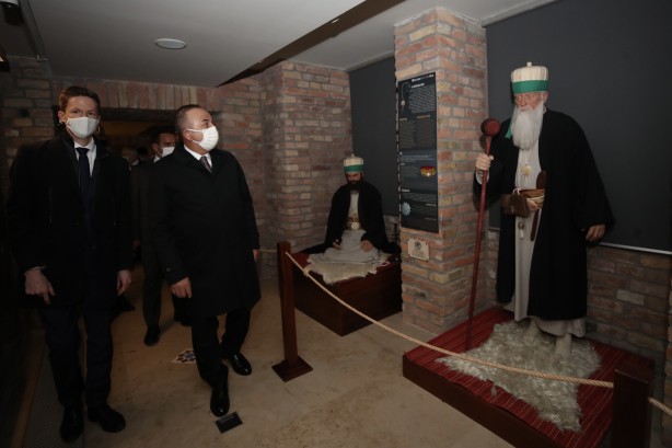 Foto - Bakan Çavuşoğlu, Macaristan'da Gül Baba Türbesi'ni ziyaret etti